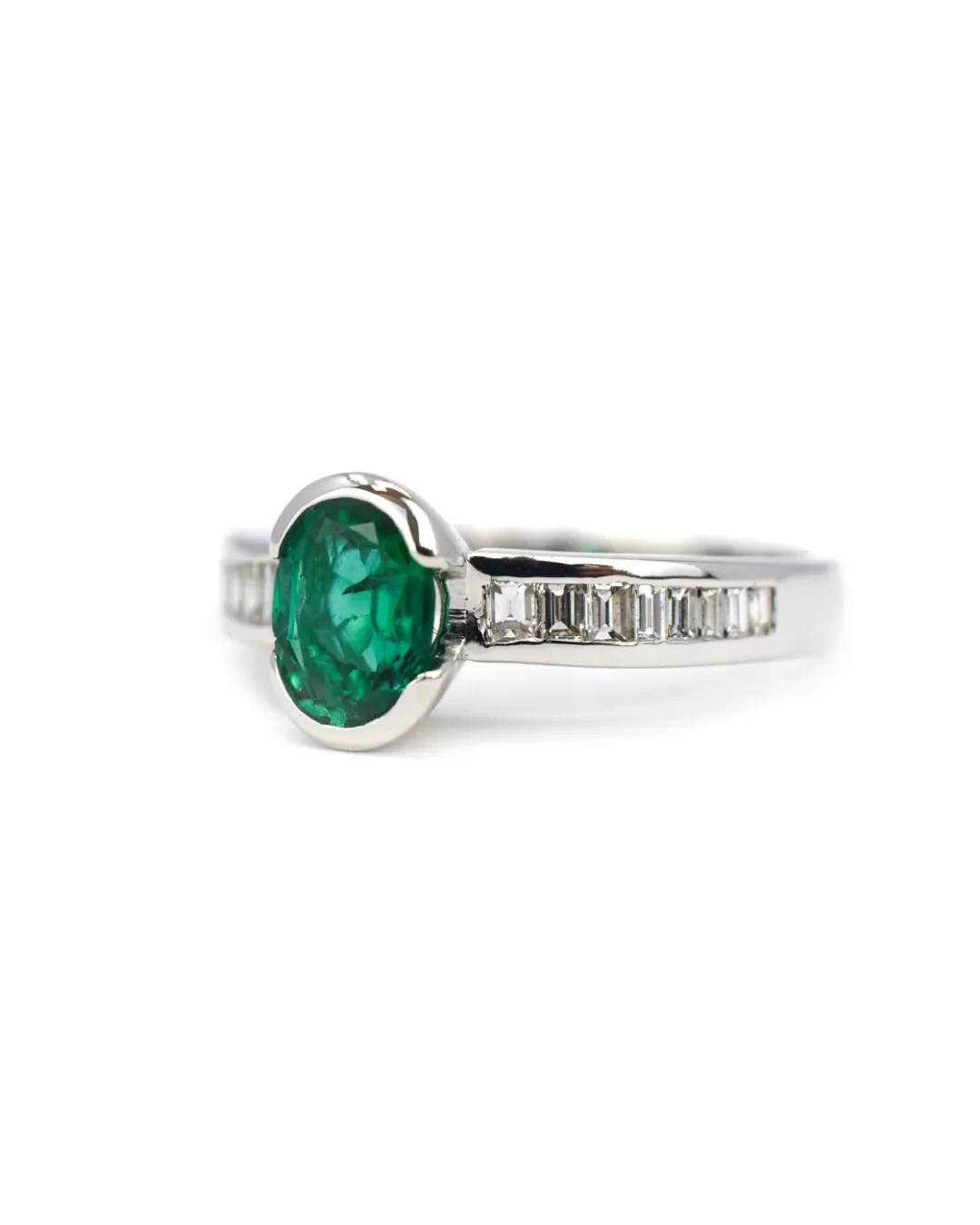 Anello con smeraldo a taglio ovale e brillanti a taglio baguette
