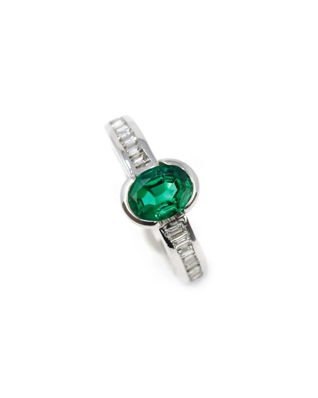Anello con smeraldo a taglio ovale e brillanti a taglio baguette