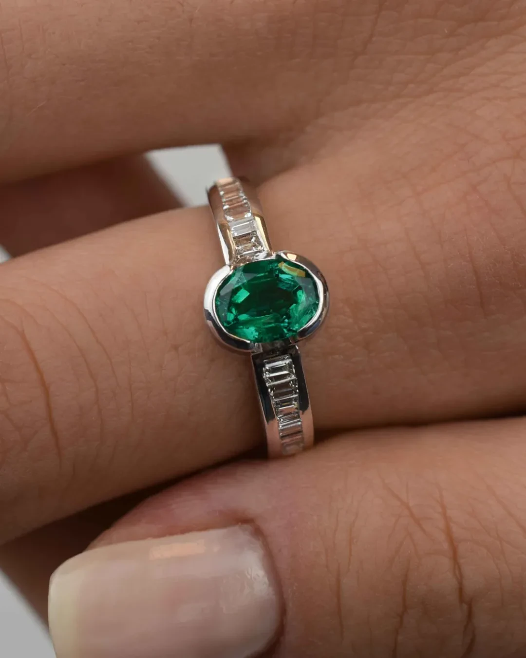 Anello con smeraldo a taglio ovale e brillanti a taglio baguette