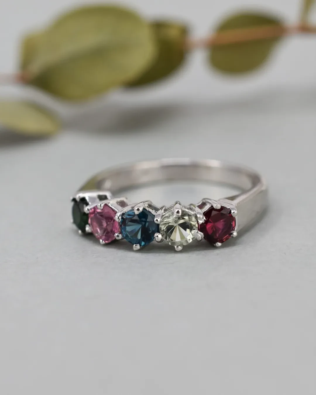 Anello con tormaline naturali