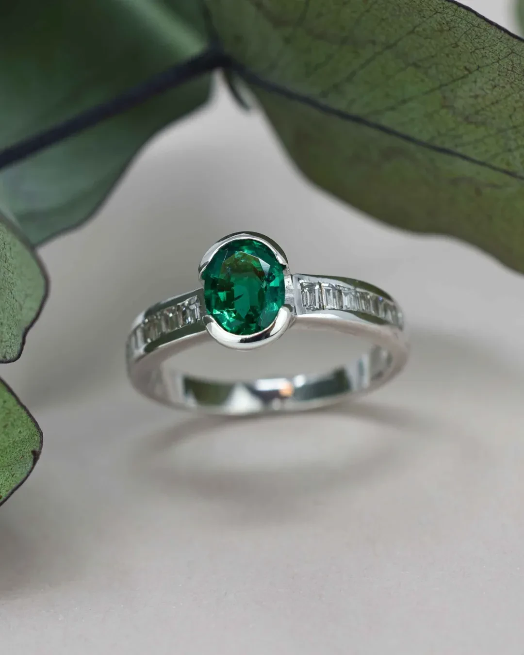 Anello con smeraldo a taglio ovale e brillanti a taglio baguette