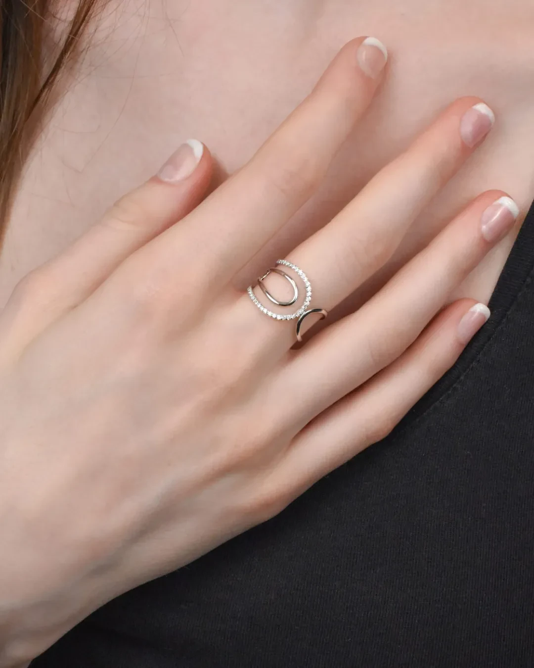 Anello oro bianco fantasia linee curve e diamanti taglio brillante