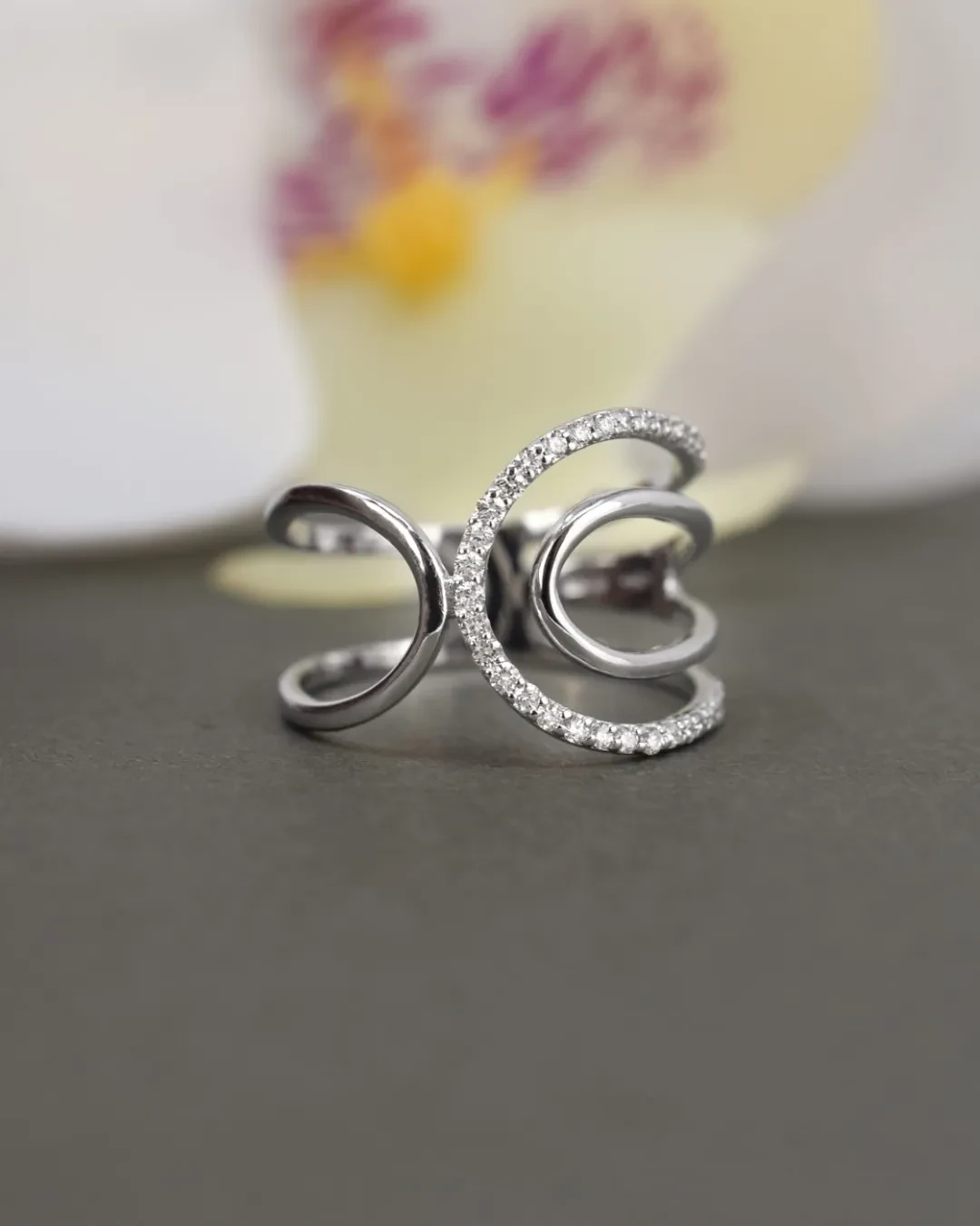 Anello oro bianco fantasia linee curve e diamanti taglio brillante