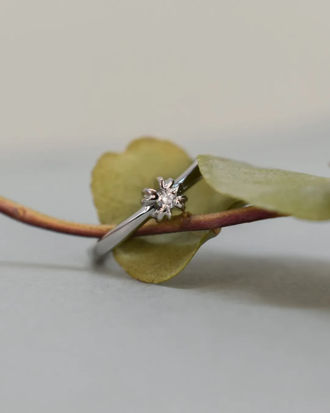 Anello solitario con brillante da 0,05 ct.
