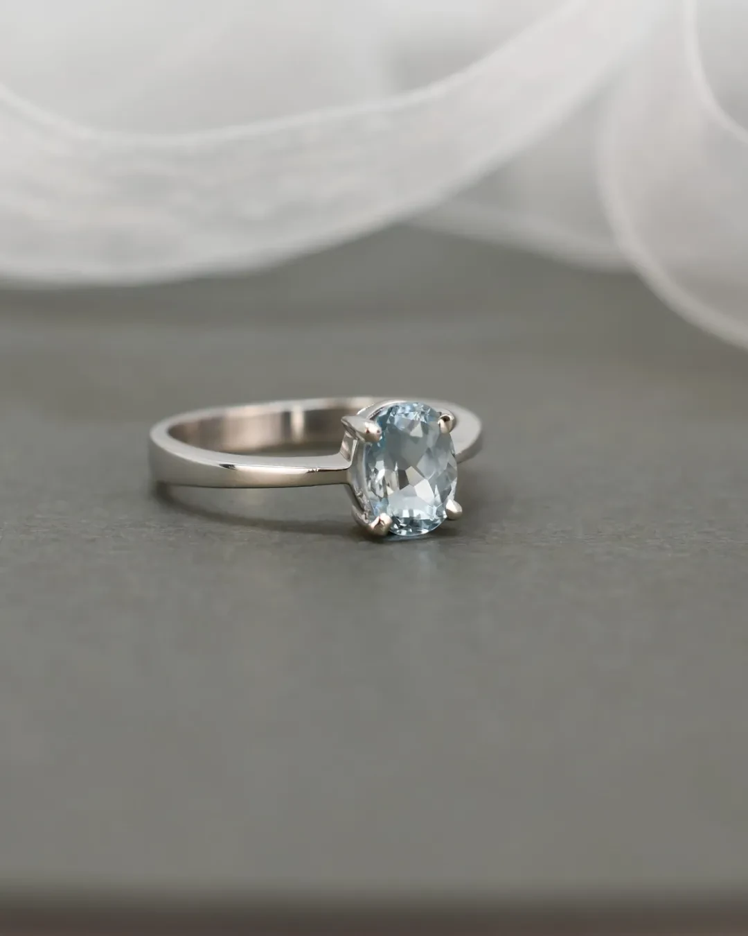 Anello oro bianco con Acquamarina a taglio ovale