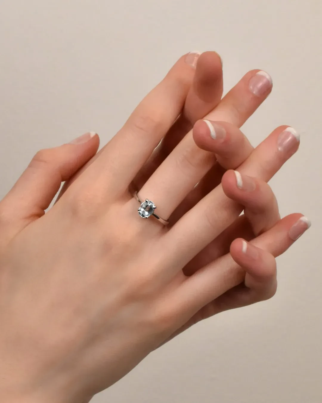 Anello oro bianco con Acquamarina a taglio ovale