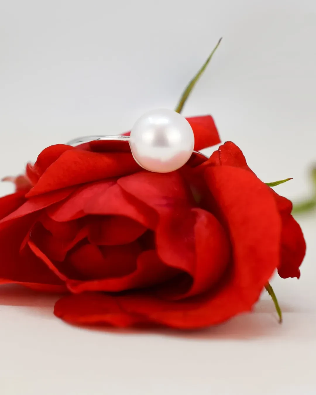 Anello con perla di acqua dolce a cipollina