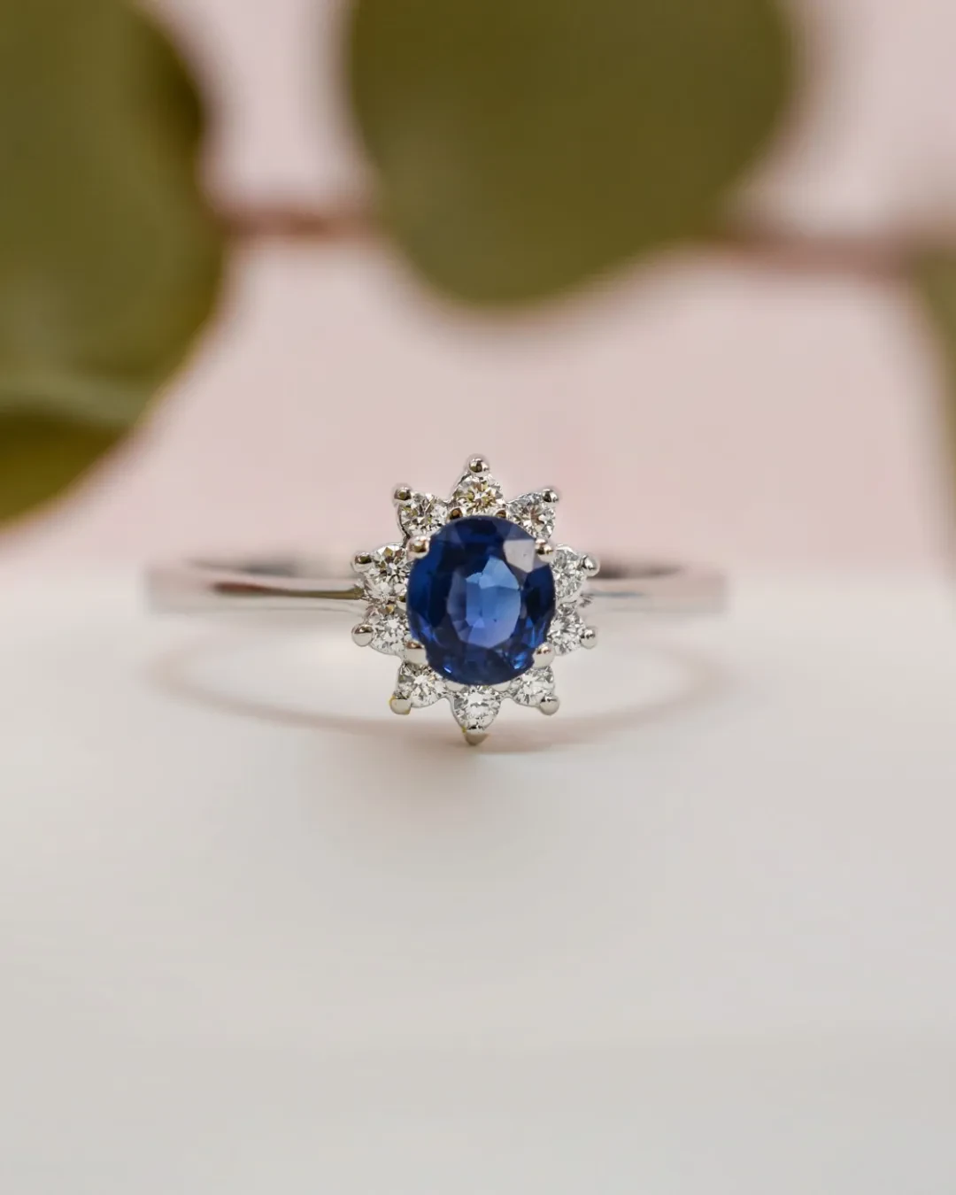 Anello in oro bianco, zaffiro ovale e brillanti