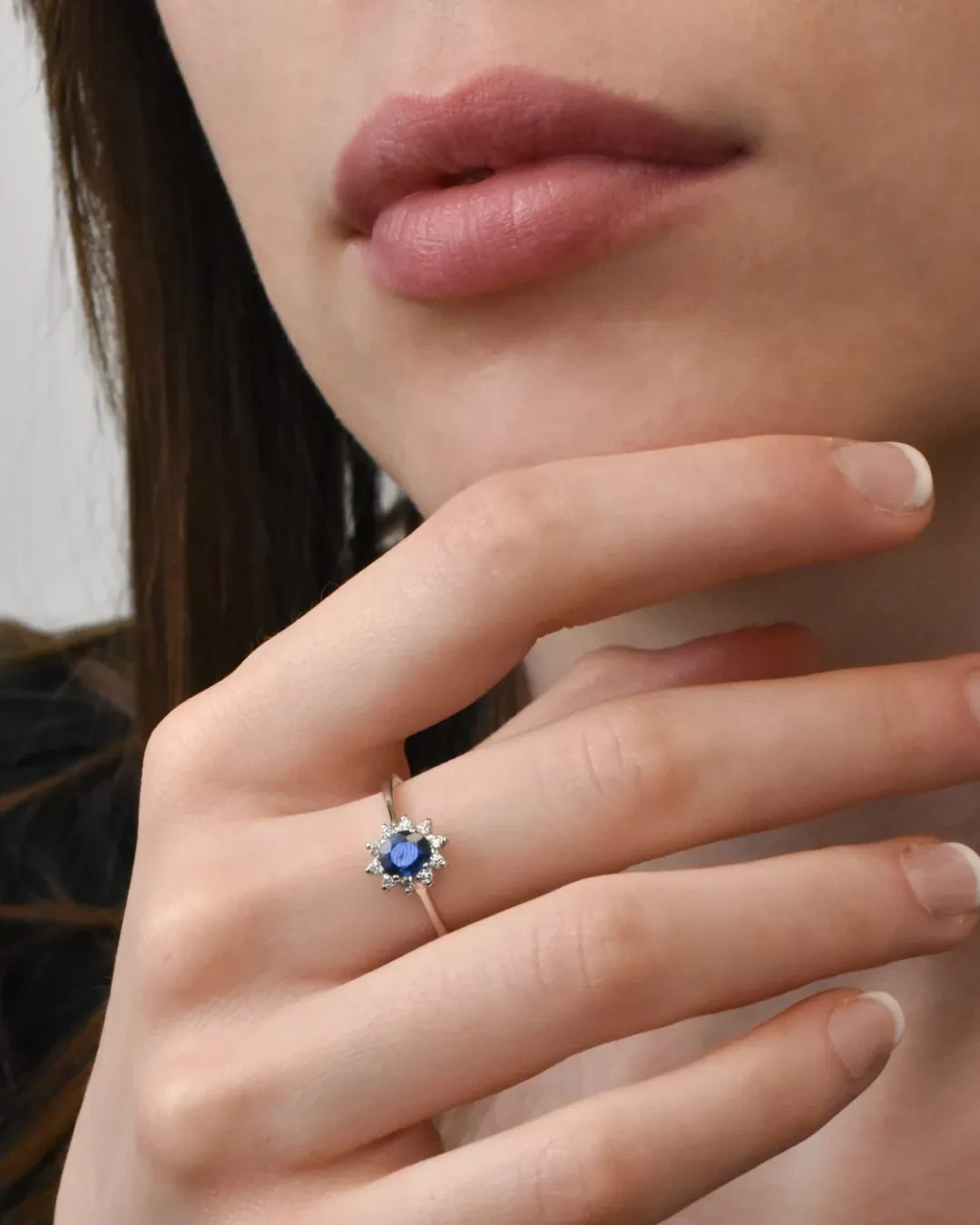 Anello in oro bianco, zaffiro ovale e brillanti