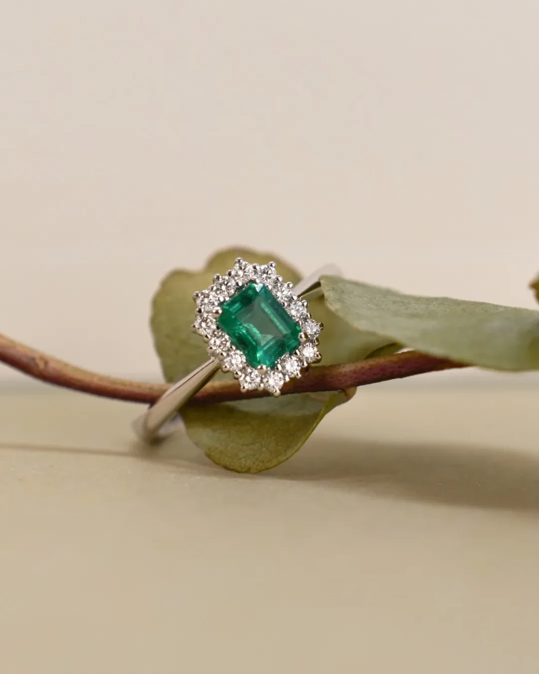 Anello in oro bianco con smeraldo 0,57 ct e diamanti taglio brillante