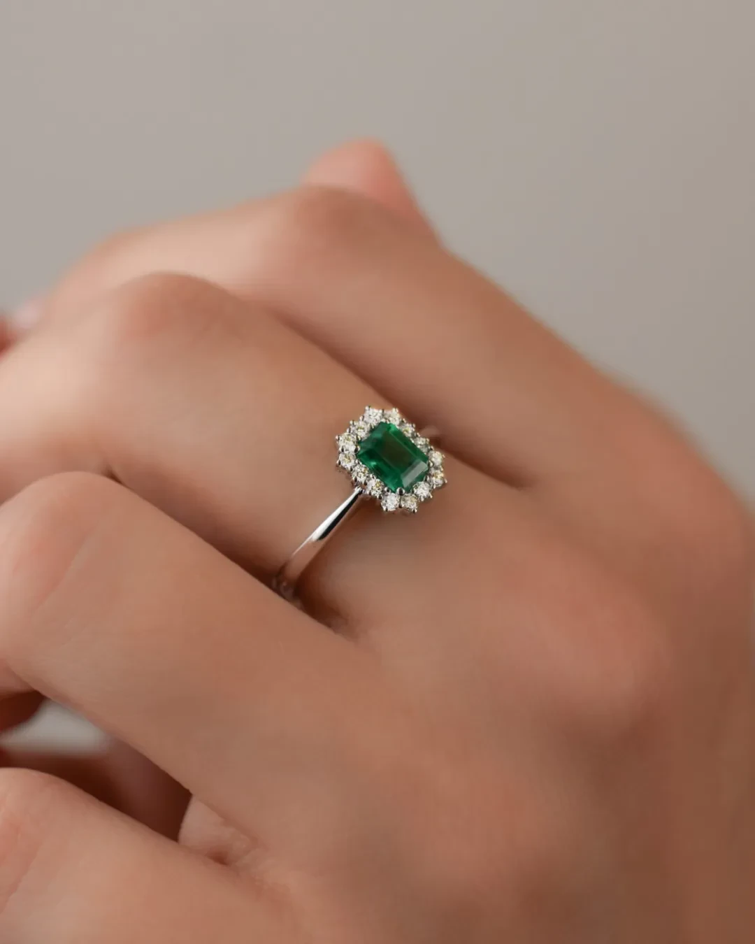 Anello in oro bianco con smeraldo 0,57 ct e diamanti taglio brillante
