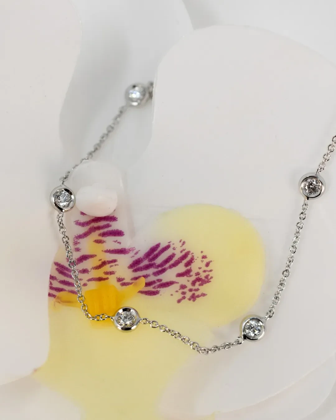 Braccialetto in oro bianco con 5 brillanti da 0,34 ct.