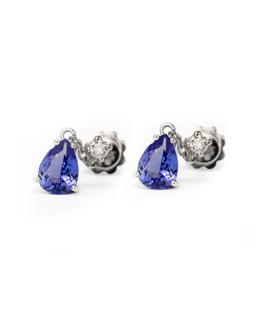 Orecchini con tanzanite a goccia e brillanti da 0,18 ct.