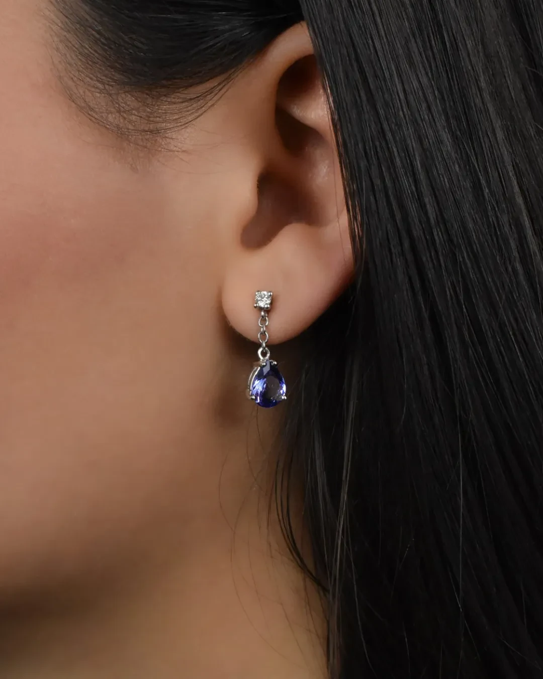 Orecchini con tanzanite a goccia e brillanti da 0,18 ct.