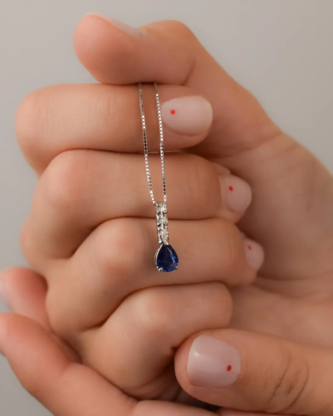 Girocollo con Zaffiro a goccia e brillanti 0,08 ct.