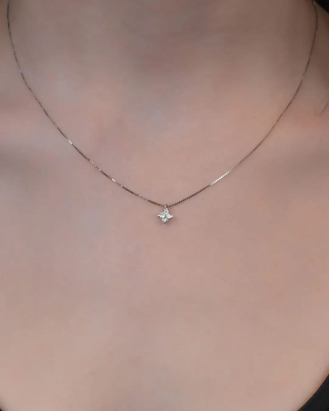 Girocollo in oro bianco con punto luce 0,11 ct.