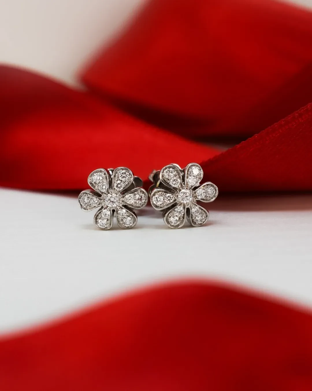 Orecchini oro bianco con diamanti taglio brillante