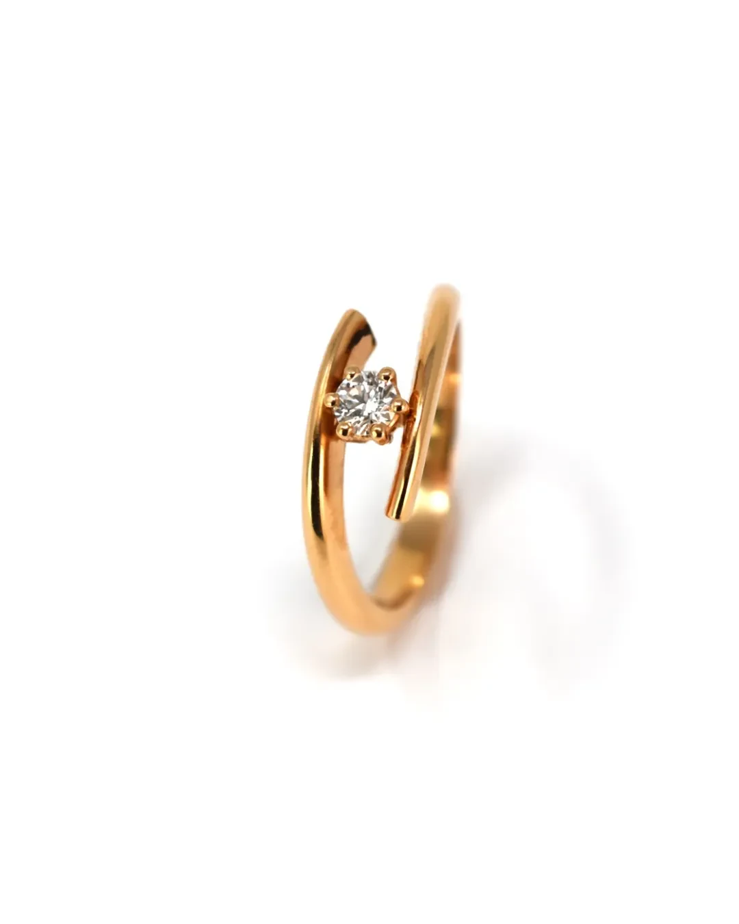 Anello in oro rosso con diamante taglio brillante