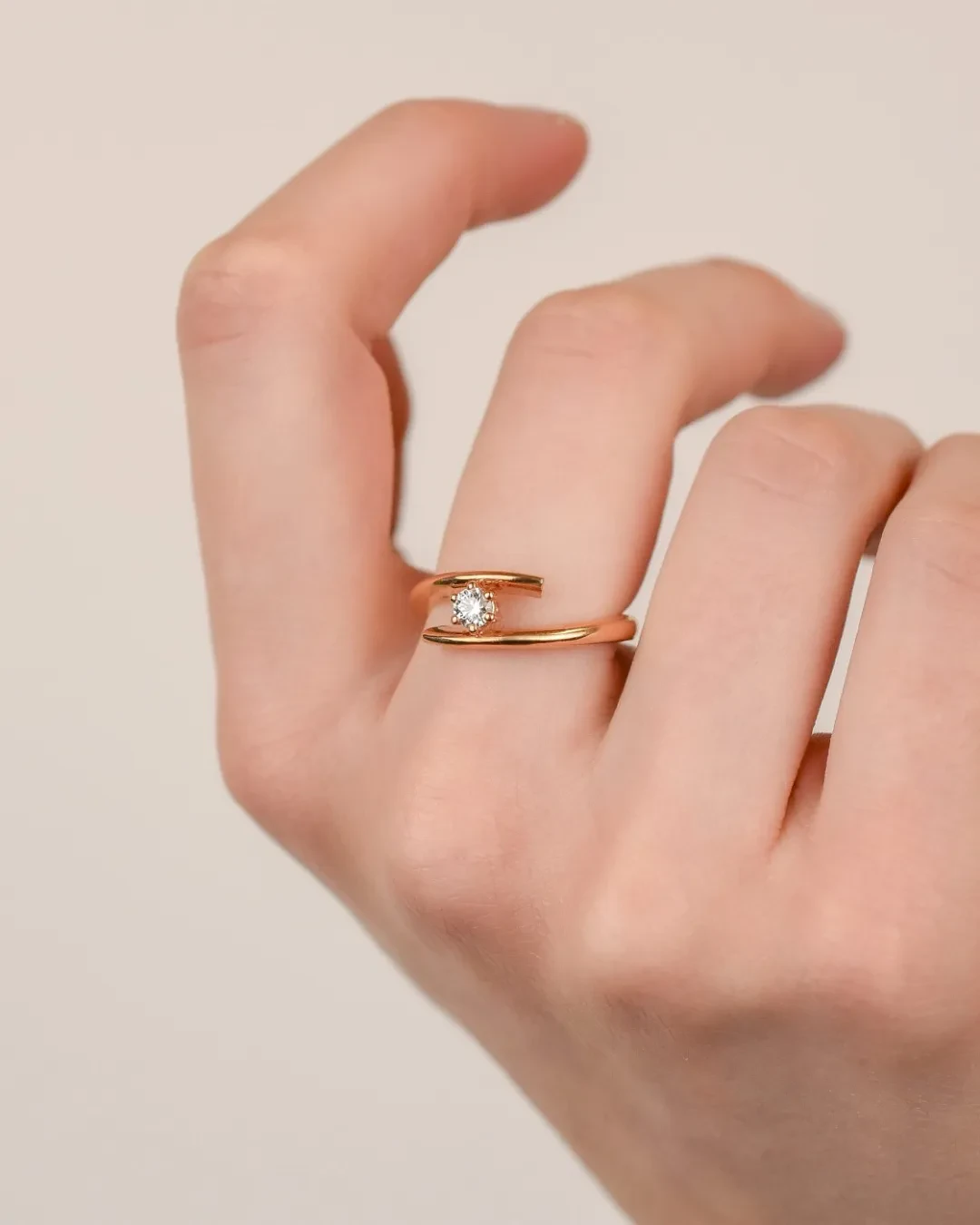Anello in oro rosso con diamante taglio brillante