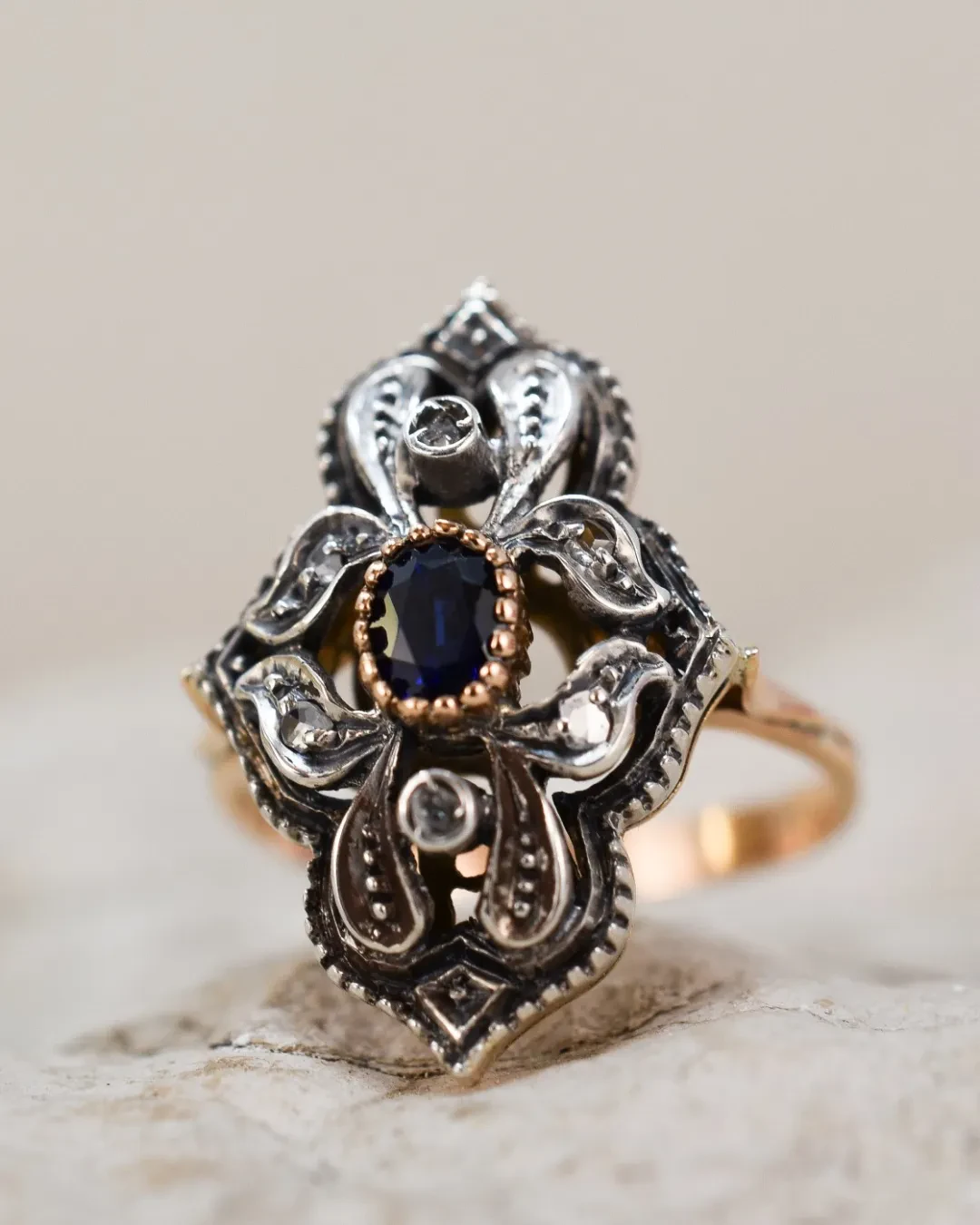 Anello stile antico con rose e Zaffiro