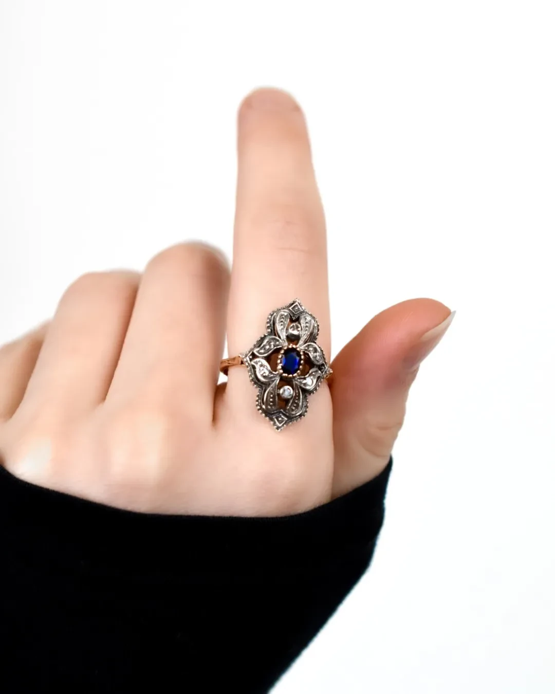Anello stile antico con rose e Zaffiro