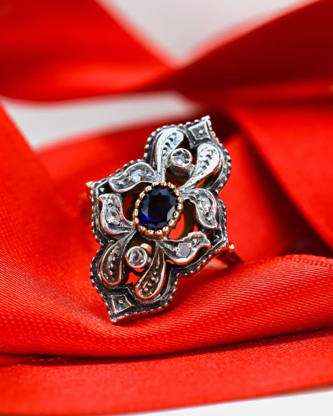 Anello stile antico con rose e Zaffiro