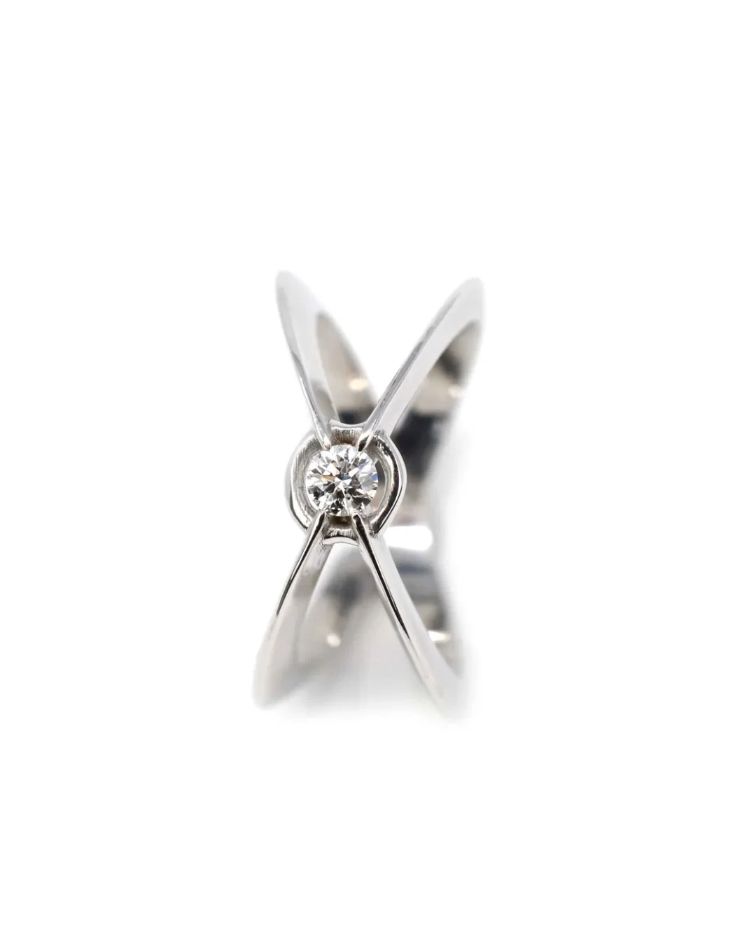 Anello Saturno: solitario fantasia con brillante 0,15 ct