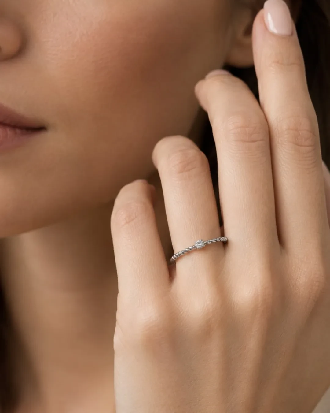 Anello solitario gambo intrecciato