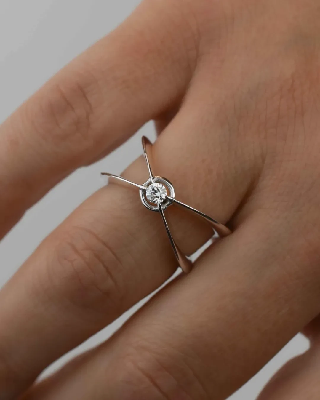 Anello Saturno: solitario fantasia con brillante 0,15 ct