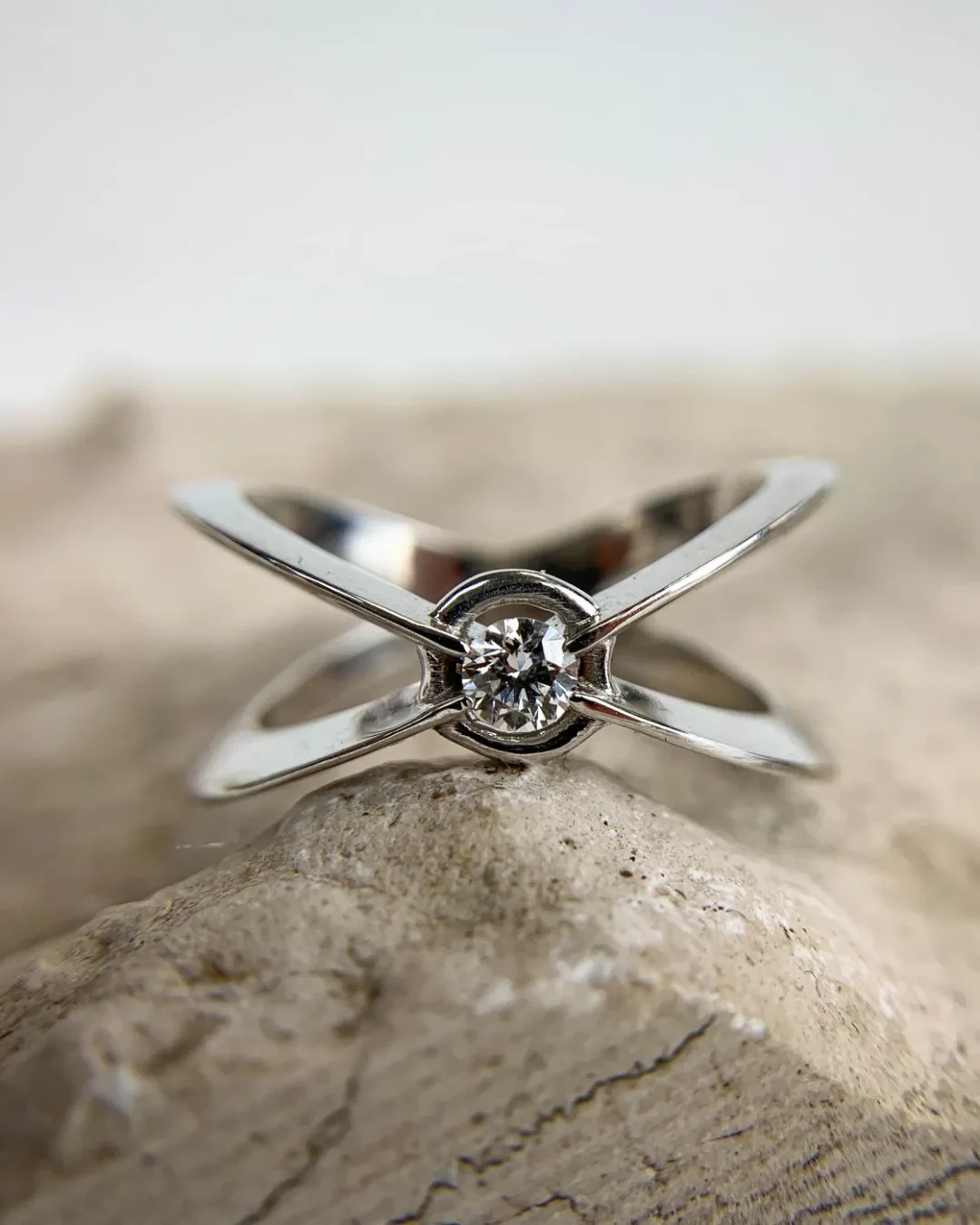Anello Saturno: solitario fantasia con brillante 0,15 ct