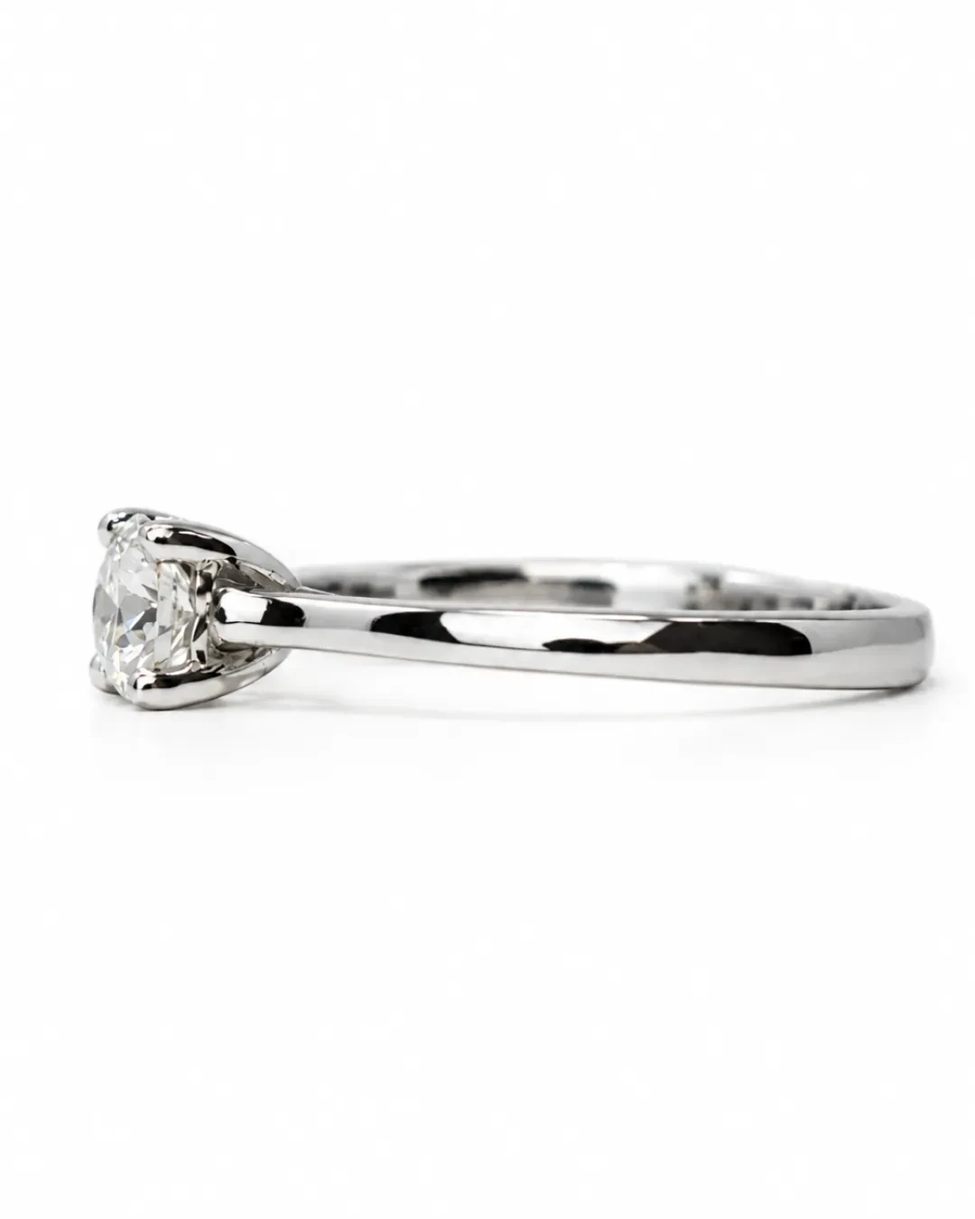 Anello solitario con cuore nella montatura