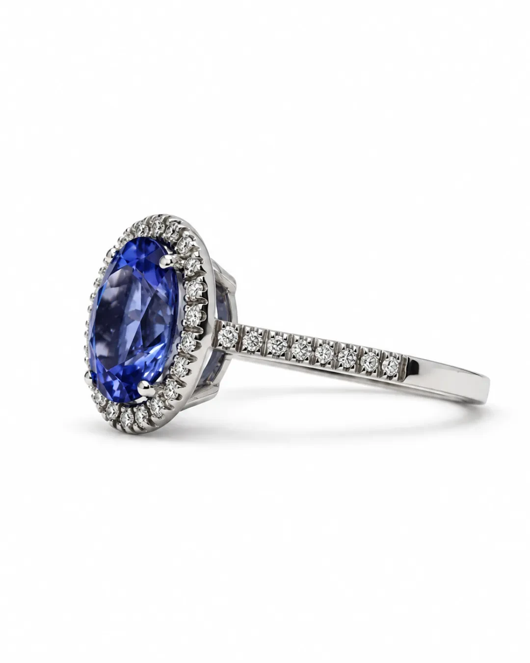 Anello con tanzanite ovale contornata di brillanti