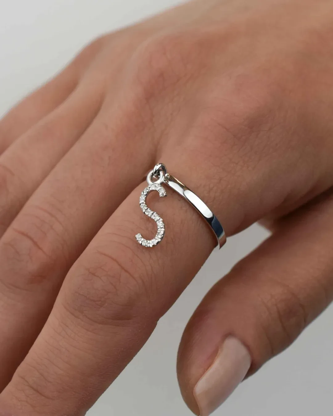 Anello iniziale con brillanti 0,06 ct