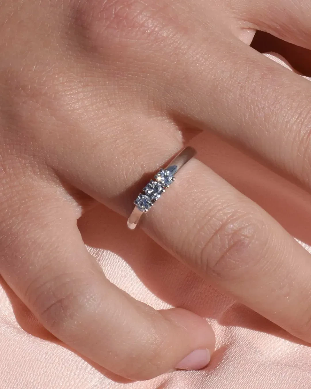 Anello trilogy brillanti da 0,34 ct e oro bianco