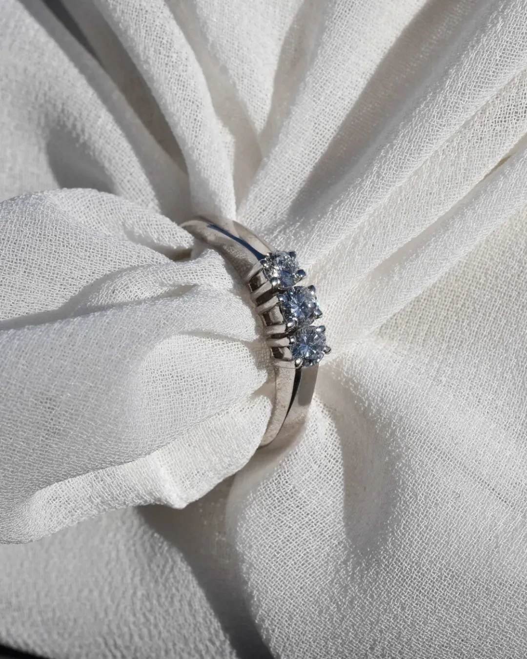 Anello trilogy brillanti da 0,34 ct e oro bianco