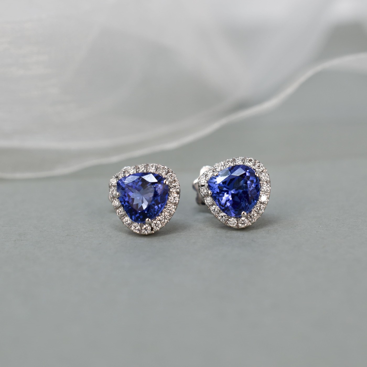 Orecchini con tanzanite da 2,69 ct e brillanti in oro bianco