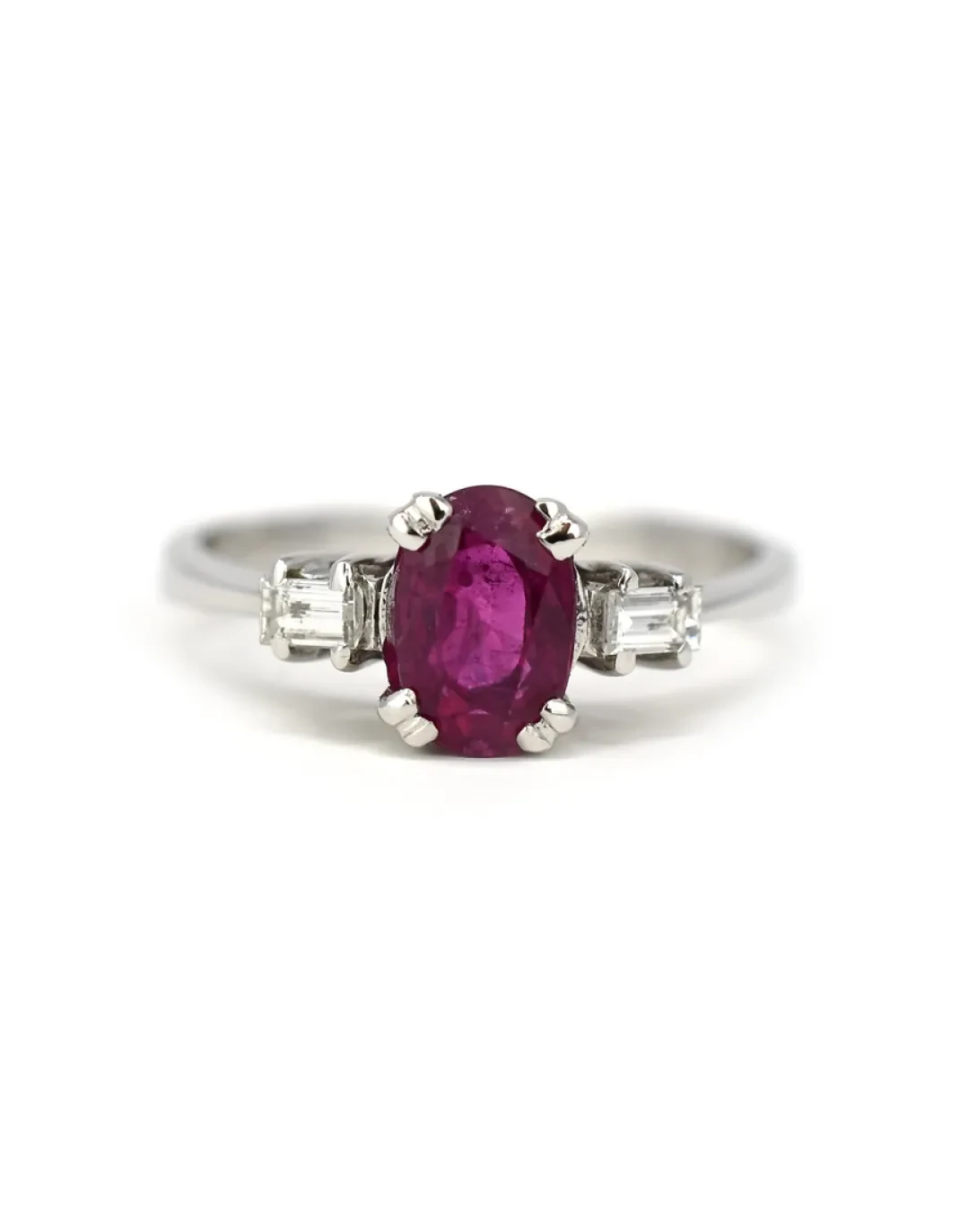 Anello rubino ovale e diamanti taglio baguette
