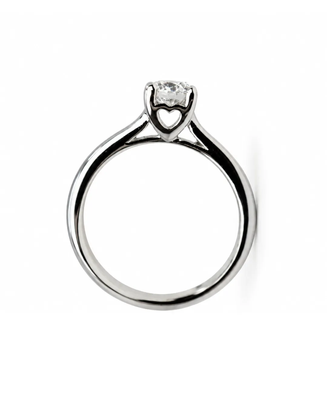 Anello solitario con cuore nella montatura