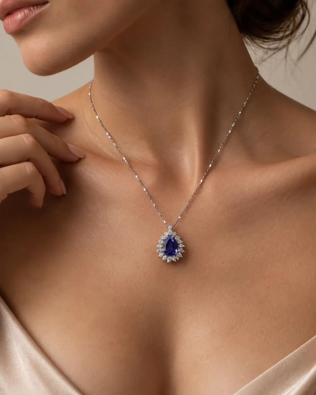Girocollo in oro bianco con tanzanite a goccia e diamanti