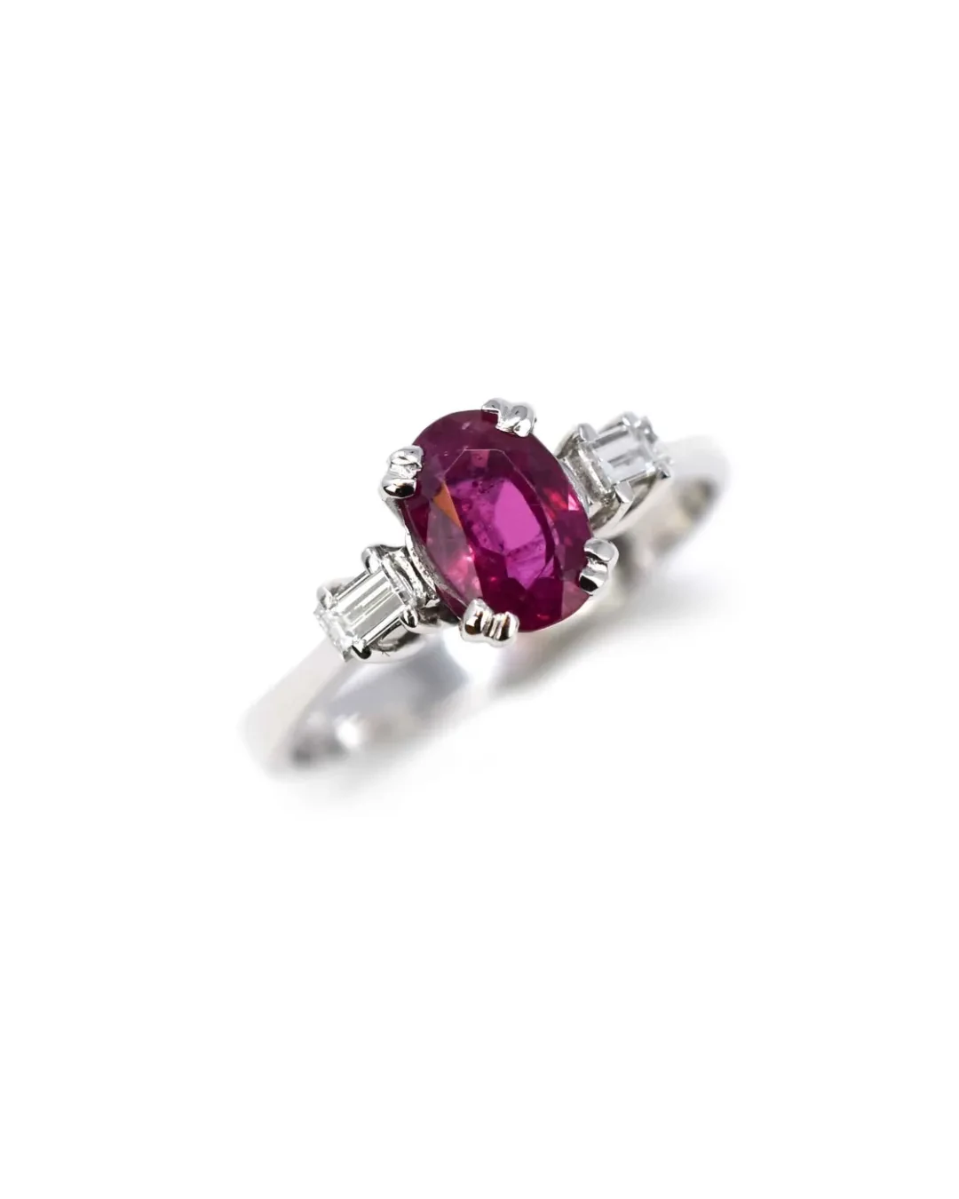 Anello rubino ovale e diamanti taglio baguette
