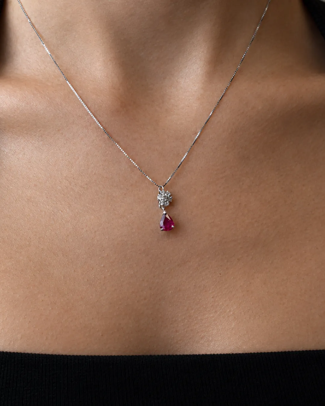 Girocollo oro bianco con rubino goccia 1,17 ct e fiore di diamanti