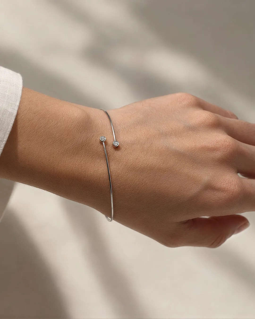 Bracciale rigido aperto in oro bianco con due diamanti