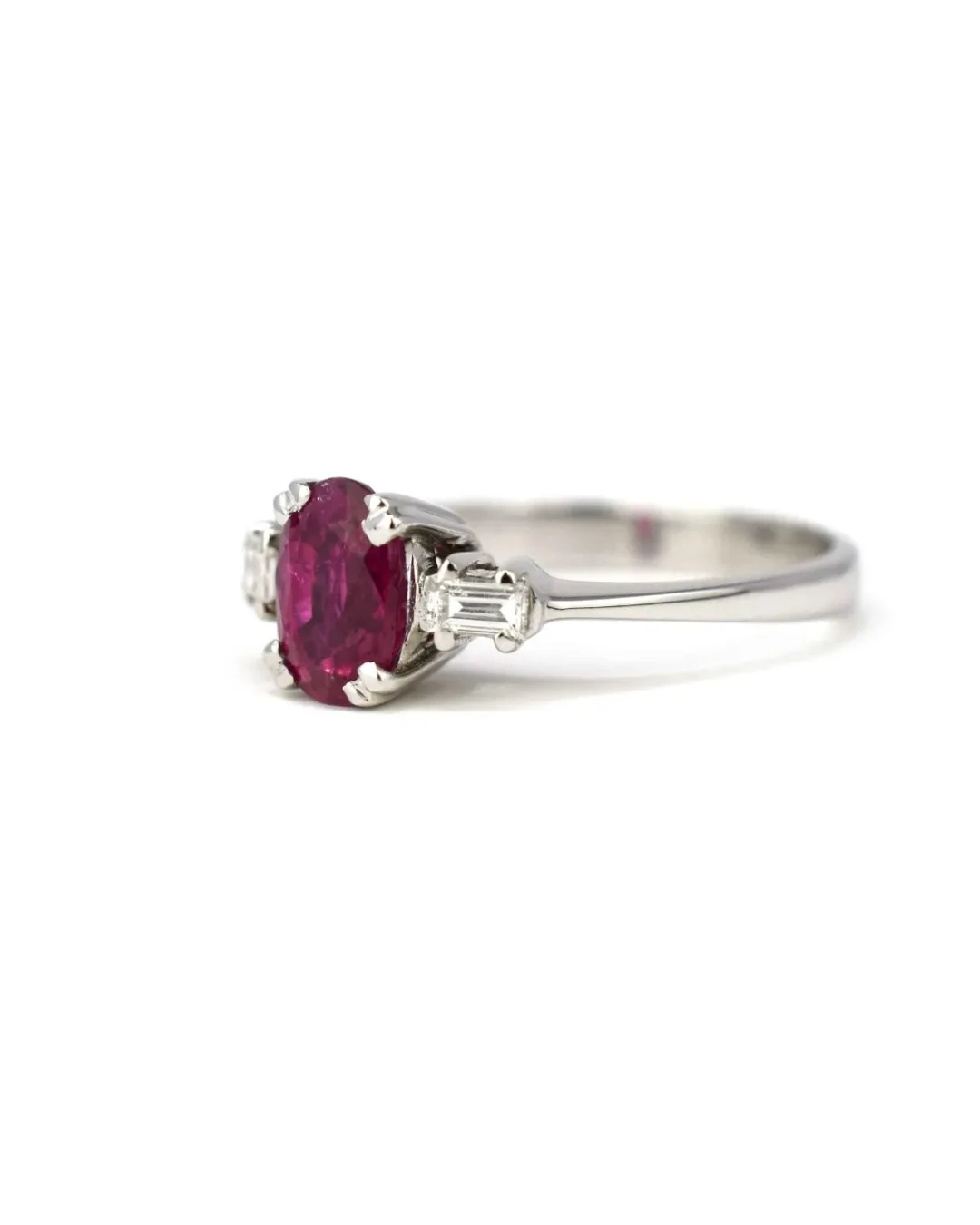 Anello rubino ovale e diamanti taglio baguette