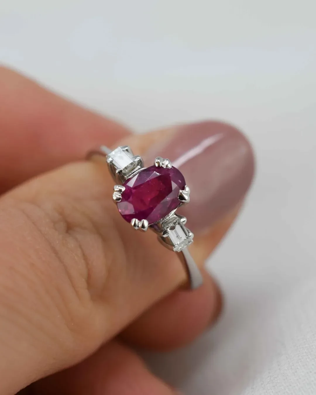 Anello rubino ovale e diamanti taglio baguette