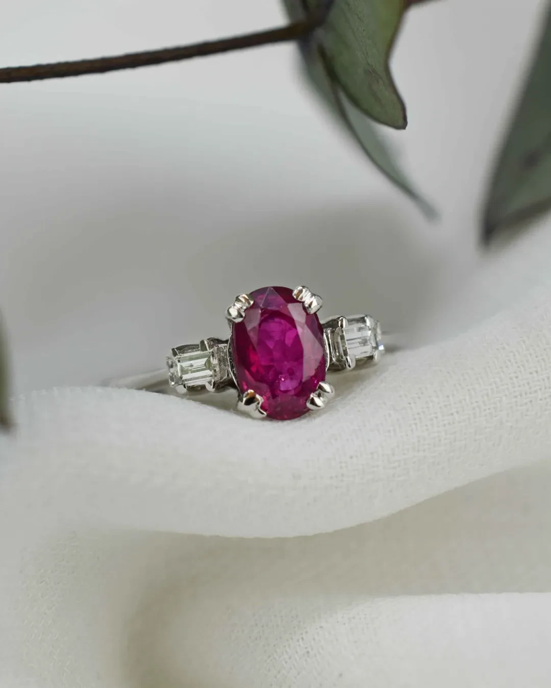 Anello rubino ovale e diamanti taglio baguette