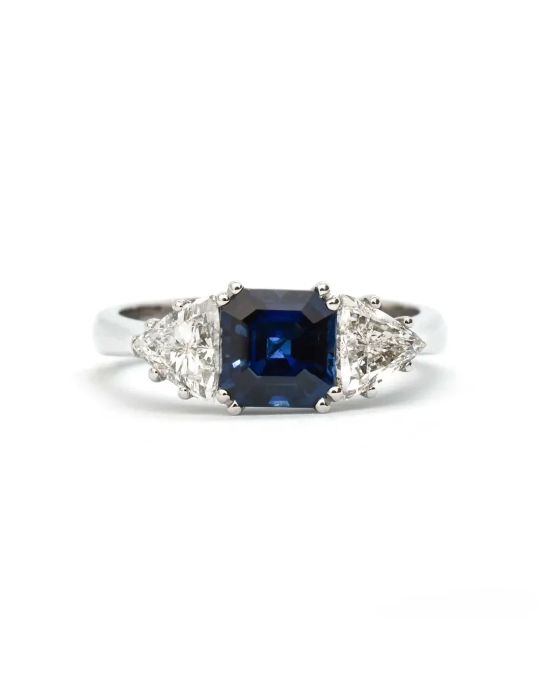 Anello zaffiro 1,46 ct e diamanti triangolari 0,98 ct