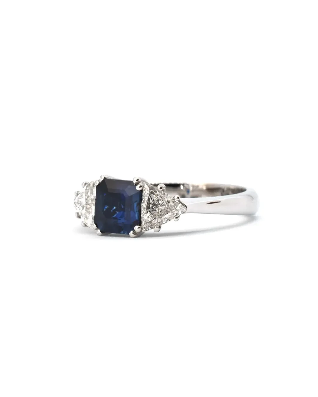 Anello zaffiro 1,46 ct e diamanti triangolari 0,98 ct