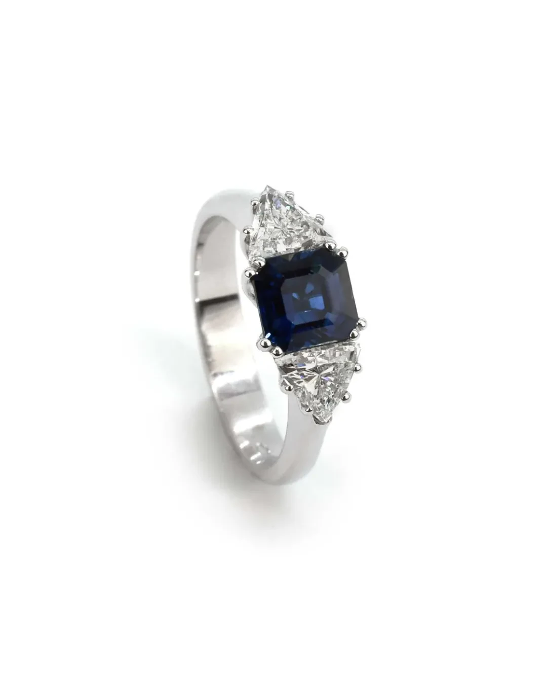 Anello zaffiro 1,46 ct e diamanti triangolari 0,98 ct