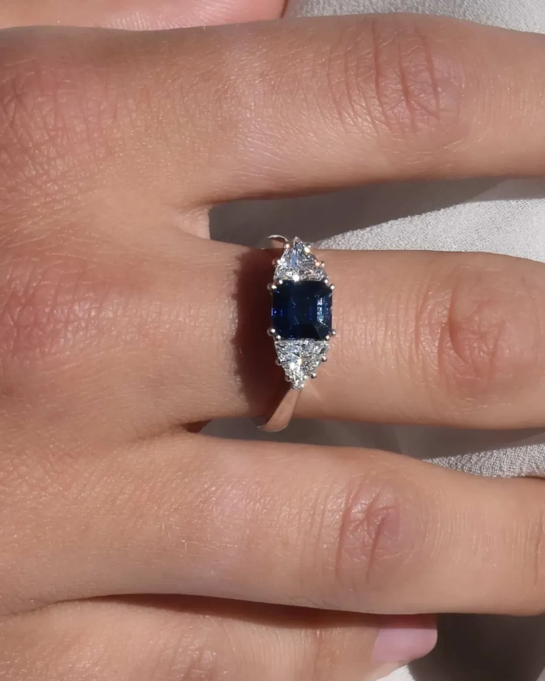 Anello zaffiro 1,46 ct e diamanti triangolari 0,98 ct