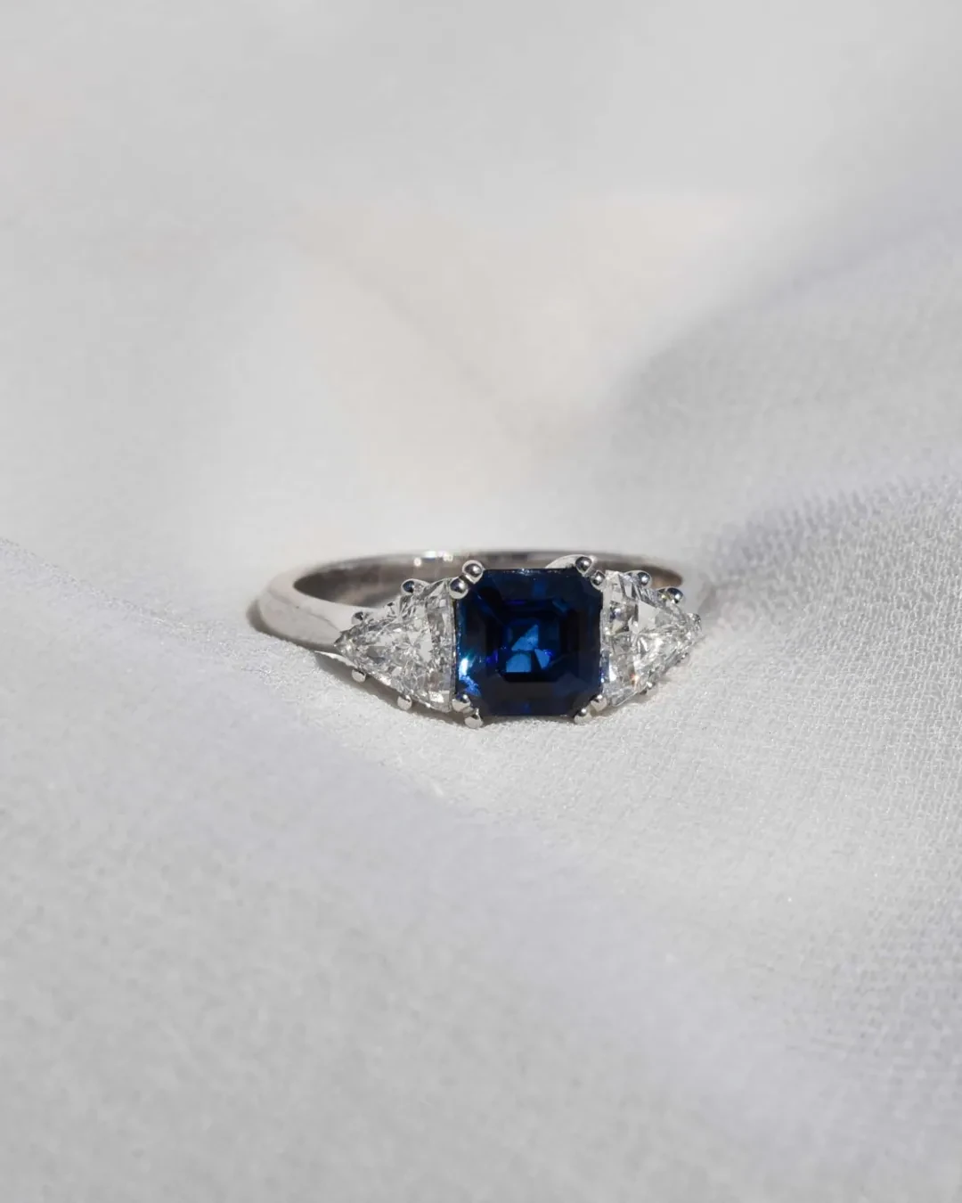 Anello zaffiro 1,46 ct e diamanti triangolari 0,98 ct
